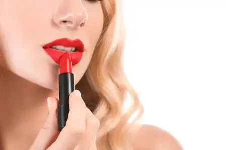 小女孩在涂口红图片