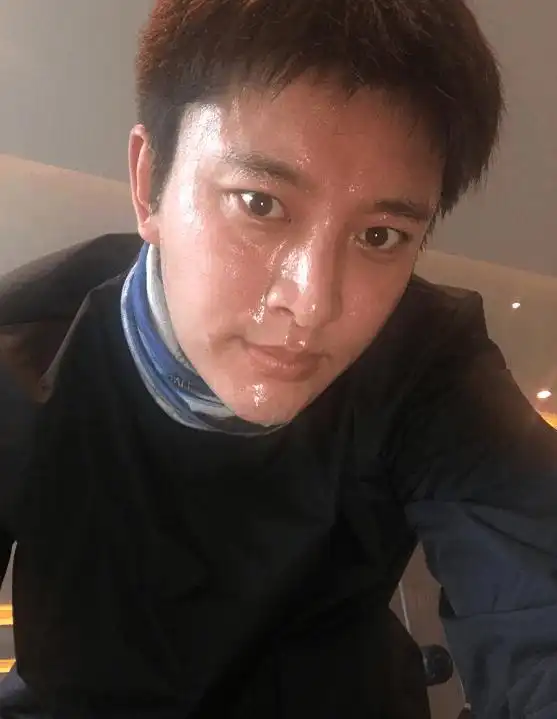 说甜馨月子里特别丑,贾乃亮小时候也丑?还真是亲父女俩!