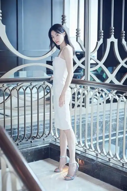 钟楚曦小白裙配一字带凉鞋,轻松凹出美感,网友说:想不红都难!