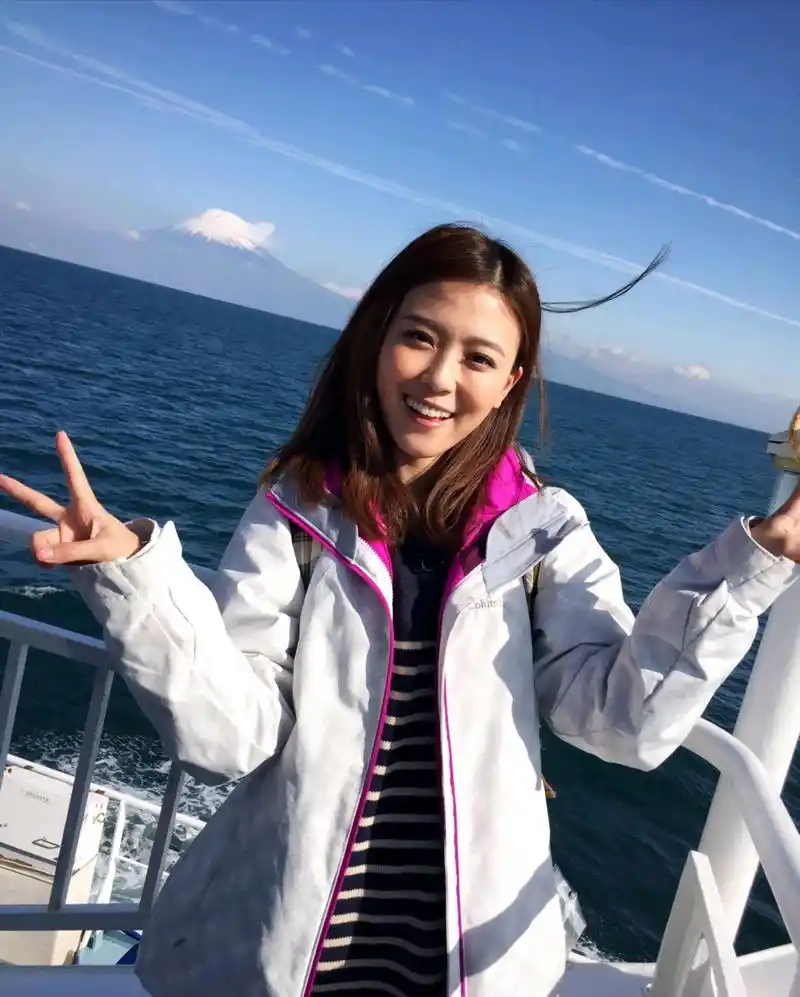 有着台湾甜心天使之称的卓文萱,外形可爱甜美,笑容真诚,她是属于那种