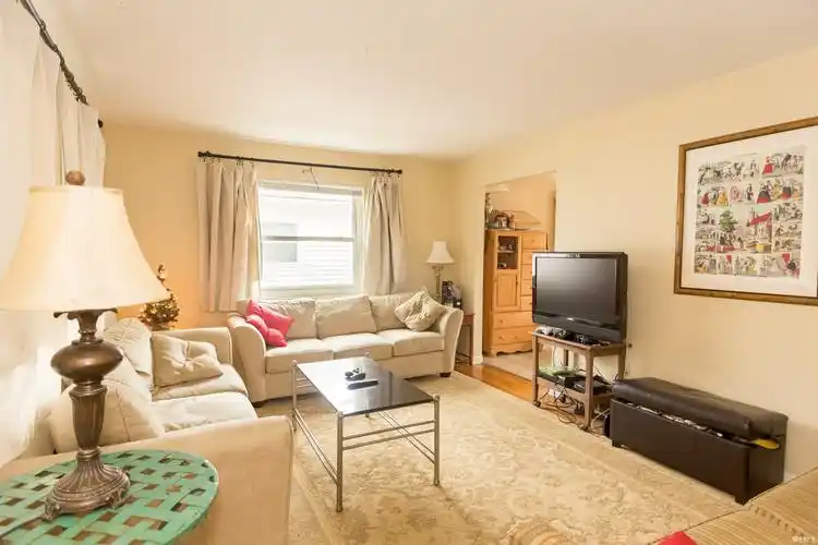 浅米黄客厅装修效果图二:浅米黄是一种不太明亮的颜色,但是搭配上阳光