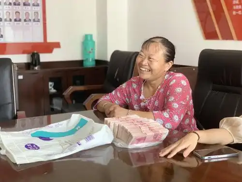 爆赞!这个拾废品的大妈垃圾桶里捡到13万元现金 报警归还给失主了_张