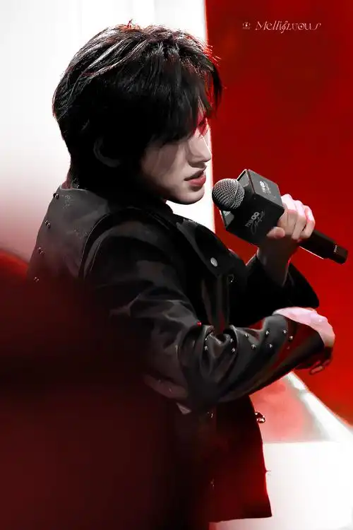 宋亚轩智族gq创意大赏##宋亚轩gq盛典##时代少年团gq舞台照##今刃星