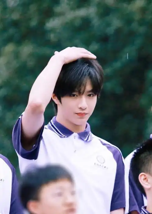 刘耀文学生风格图片:弟弟太招人稀罕了