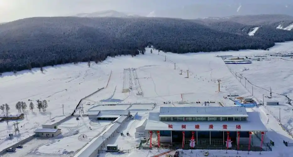 天山网记者记者 尹通元摄松树塘滑雪场吸引了来自哈密市周边的冰雪