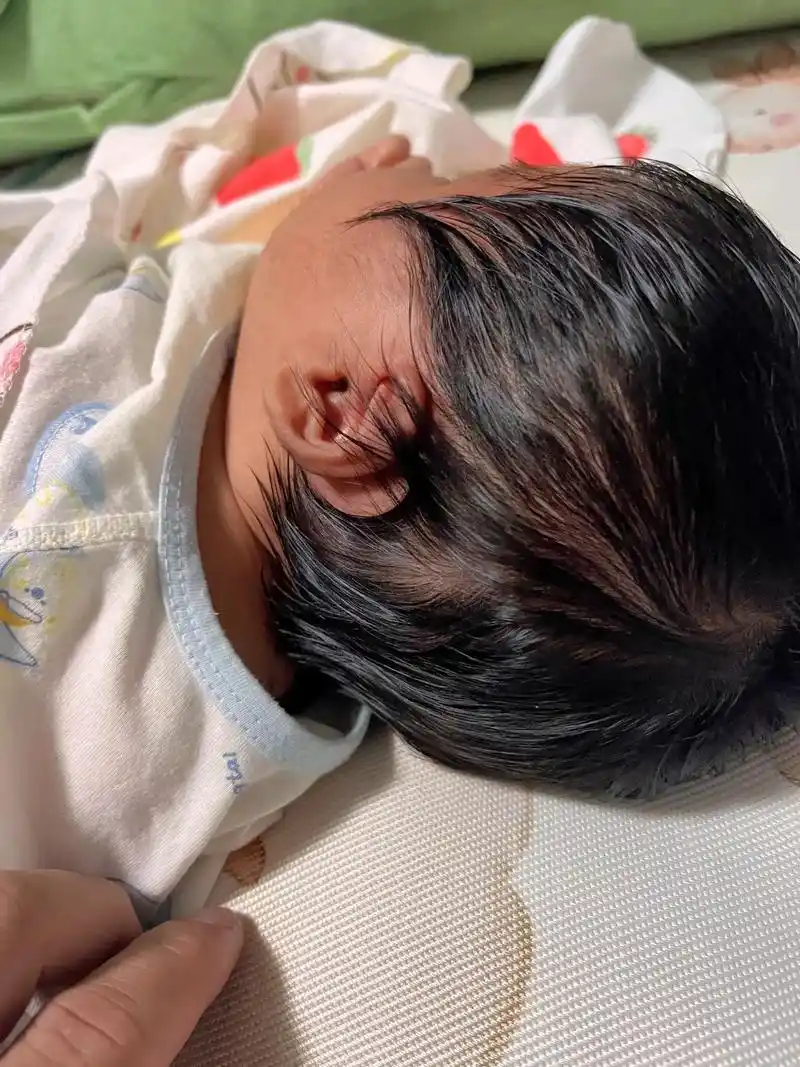 6.15的女宝宝,出来头发就这么长    - 抖音