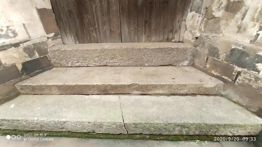 街面院子大门口大都是三级石阶.