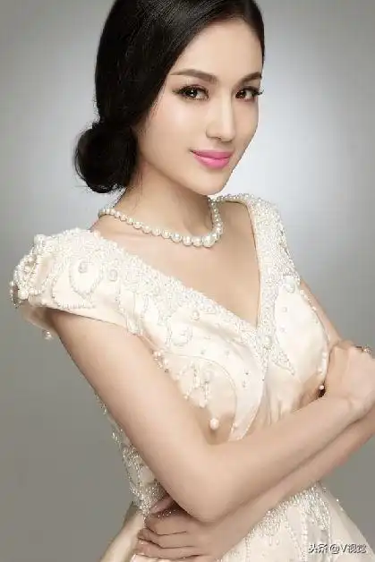 郑清文《带泪梨花之美丽重生》中饰 赵晓雪.