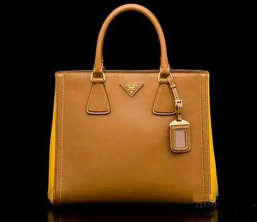 缤纷多彩的颜色,以及容易保养的帆布质材,引爆了另一波提包流行