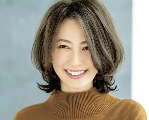 55岁左右的女人最好别留长直发建议烫这几种发型优雅好看