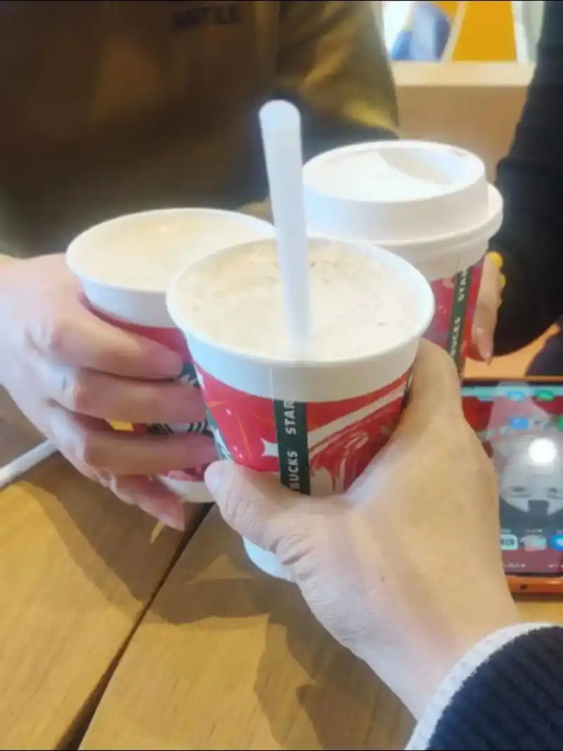 奶茶碰杯仪式 ,感谢同事们的厚爱深惰,有了你们的尊重,有了你们友情