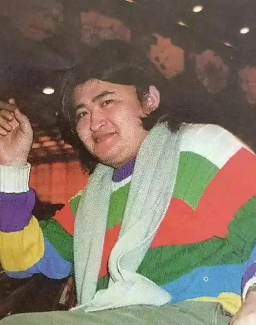 刘欢股骨头手术后现在恢复的怎么样他怎么看起来没有脖子