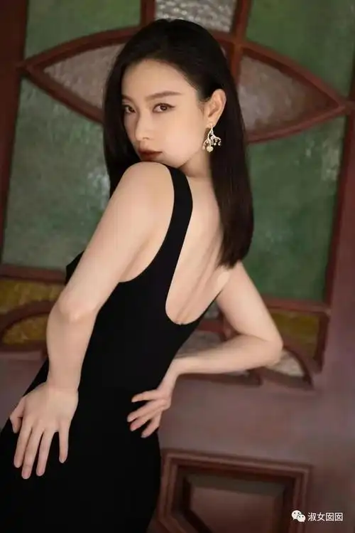 内娱明星杨幂走红毯,穿了一身绿肤色的裙子,露出美背.