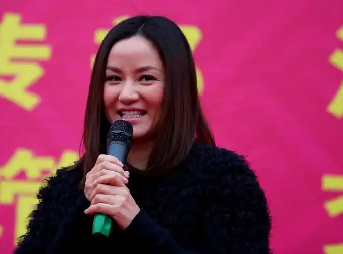 在影院拍到瞿颖的素颜,难以想象皮肤这么差,毛孔粗大还出油!