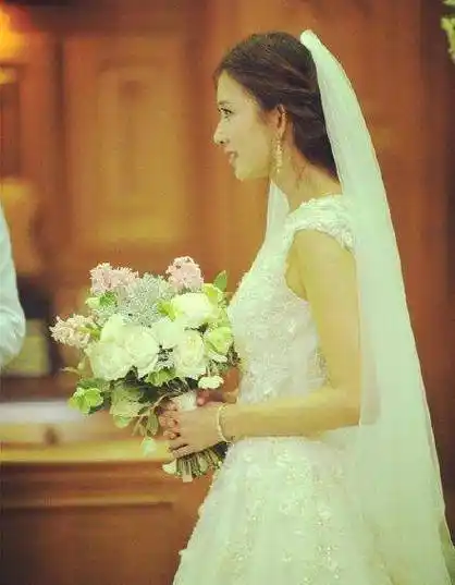 45岁林志玲婚礼人山人海,三台豪车格外醒目,敢爱则无惧惊涛骇浪_男人