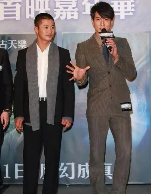 当身高175的功夫巨星吴京和身高182的吴尊站一起同框合影,二帅的脚上