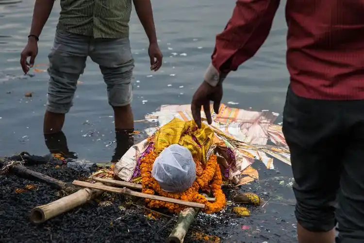 据说用恒河水浸泡过的尸体,死者在火化后能获得解脱.
