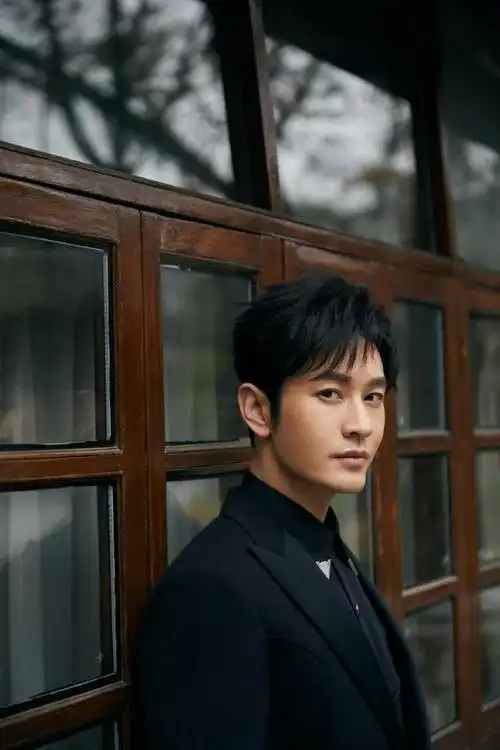 黄晓明身着西服造型经典有型