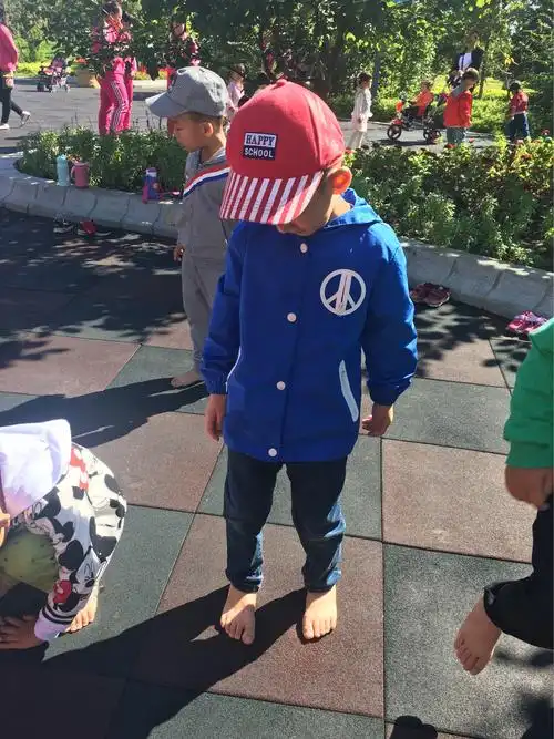 爱婴葩学园共享自然--[赤脚体验]