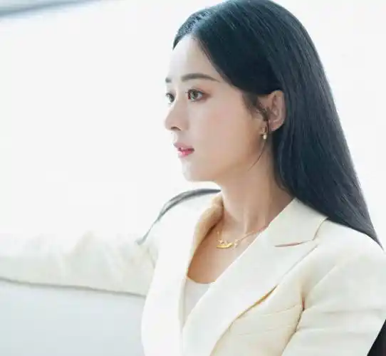 赵丽颖三伏天穿羽绒服,毛衣长裙盖住小腿,手捧热饮像坐月子_网友_风格