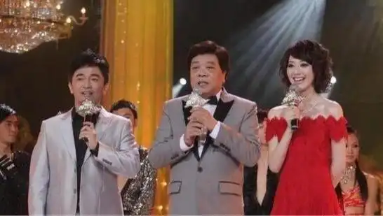 曹可凡在发现王冠主持存在短板后,还为她制定了提升计划.