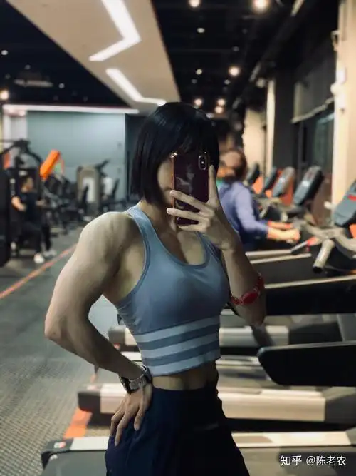女生胳膊有肌肉是种怎样的体验
