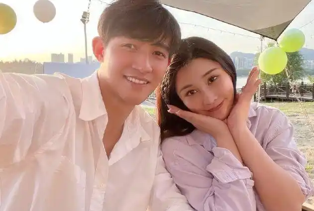 李子峰晒一家三口叠手照官宣老婆产子双手抱娃笑容满溢超有爱