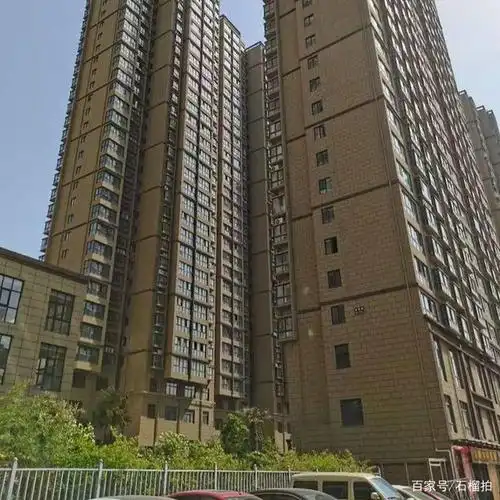 这套房产位于世纪王城小区,二手房均价9207元/平方米,共1078户,容积率