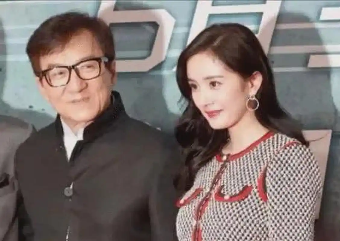 2003年,49岁的成龙和17岁的杨幂拍了一个机车广告,成龙拿到了50万,杨