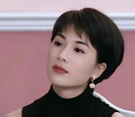 同样是清冷气质的美女,同样是留短发英气无比又不失女性美,也同样地亦