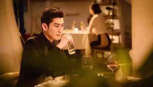 张翰新剧争议不断,官媒直接点评,网友:制片人不好做_爱情_时候_演技