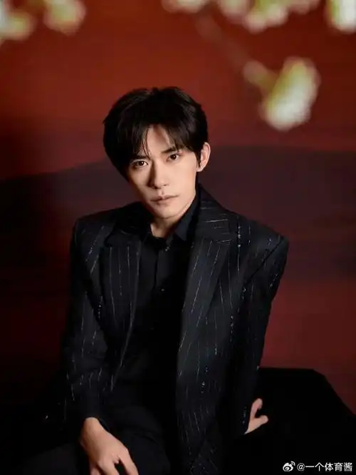 易烊千玺坠感条纹西装##易烊千玺青春男大