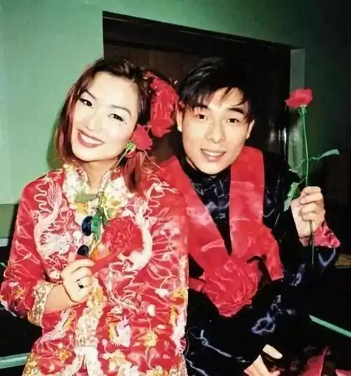 郑秀文许志安日本度假,上月演唱会合唱秀恩爱,走过难关赠歌迷两字感悟