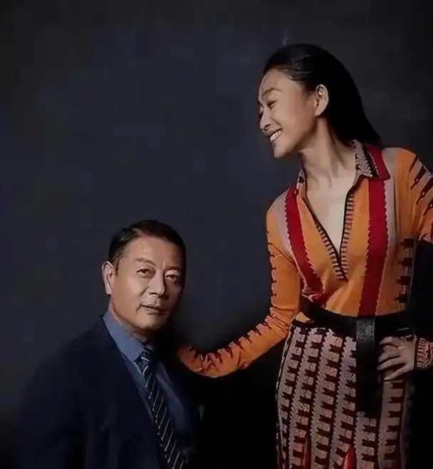 老戏骨陈瑾恋情曝光,和男友澳洲游被拍,穿搭朴素61岁仍男帅女美