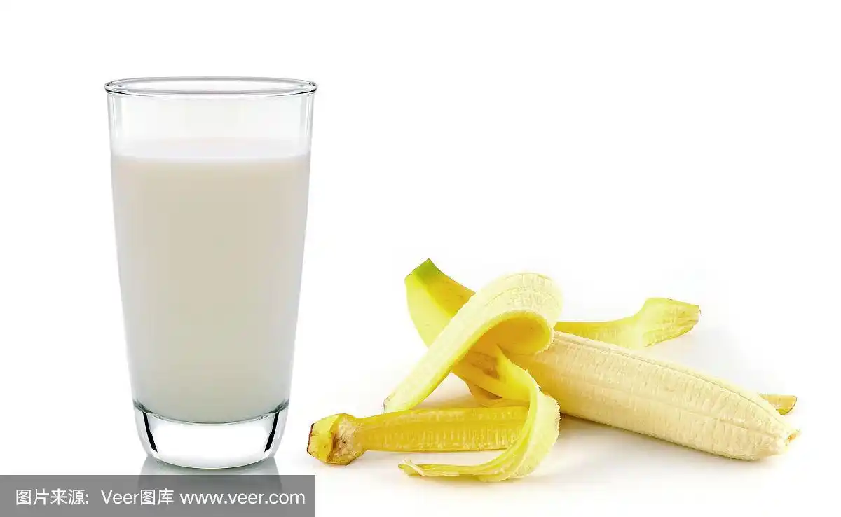一杯牛奶和香蕉在白色的背景