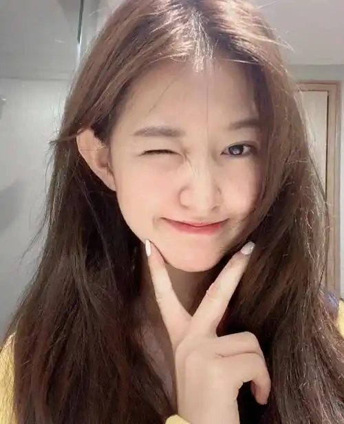 素颜好看的女人,都少不了这4个特征,是天生的清纯"少女脸"_女生_皮肤