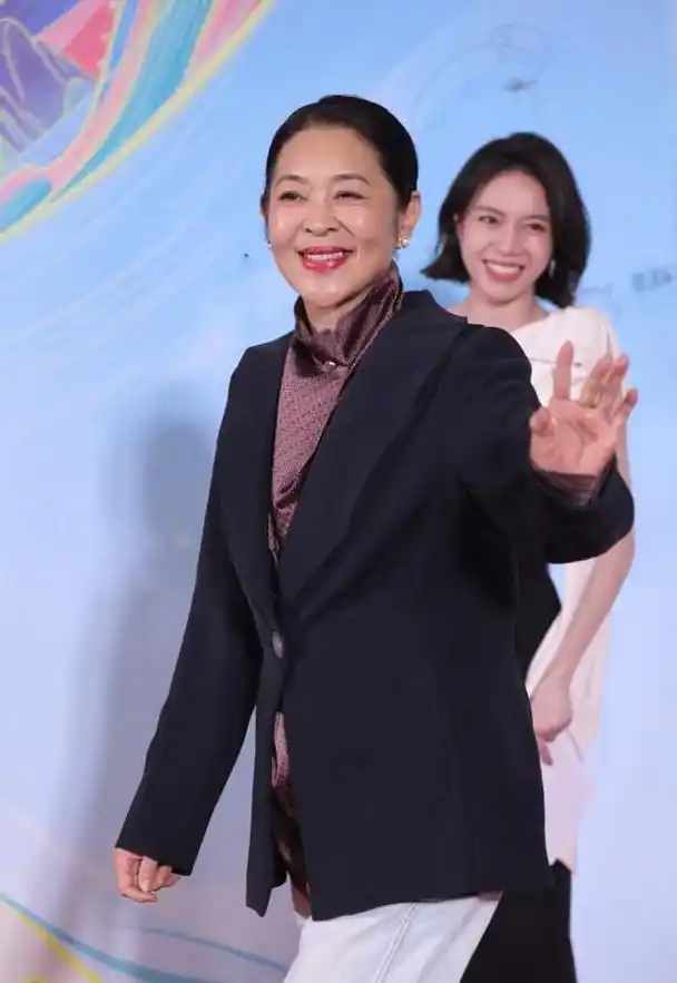 5月4日,主持人倪萍公开亮相大学生电影节活动,当天,倪萍身穿黑色外套