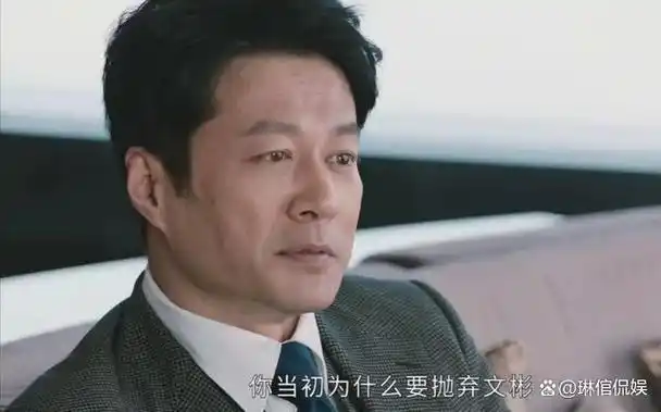 这张照片是何嘉如在大学时和一群师兄师姐的合照,宋骁一眼就认出了