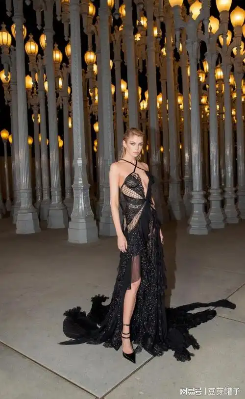 维密超模stellamaxwell身穿黑色镂空礼服身材曼妙性感迷人