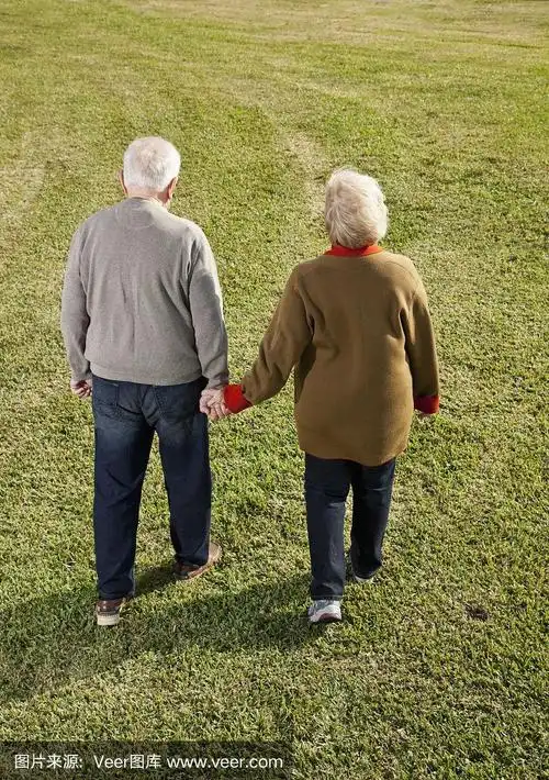 老年夫妇牵手