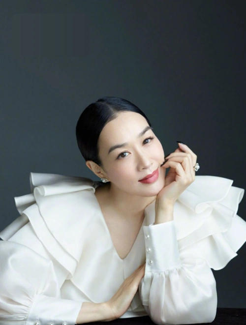 钟丽缇最新时尚画报来袭潮红妆容显稚嫩高级又耐看