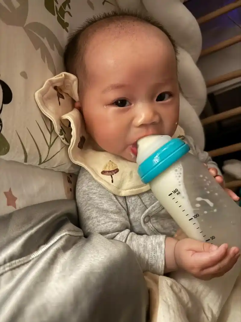 人类幼崽 抱着奶瓶猛猛喝奶的可爱小孩