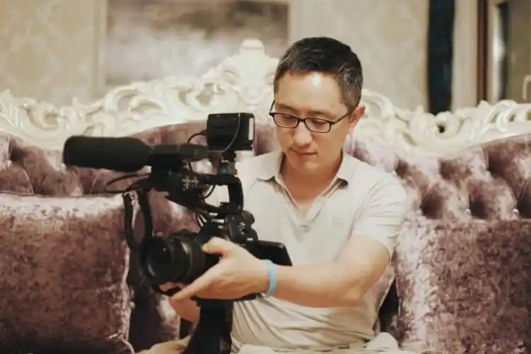 这是纪录片《虚你人生》导演吴皓,跟拍两年的网络直播平台中的世界.