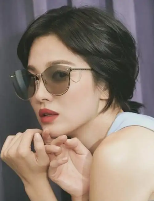 宋慧乔又拍时尚大片短发造型百变戴墨镜酷美38岁高级范十足