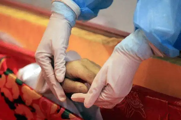 殡仪馆在将遗体入殓时为何会禁止家属靠近