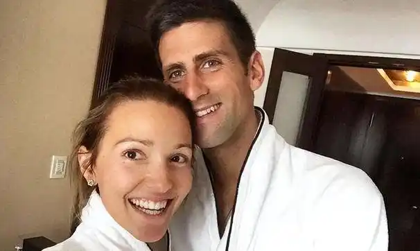 夺冠后,德约科维奇和妻子拥吻,向妻子伊莲娜祝贺两人结婚八周年纪念日