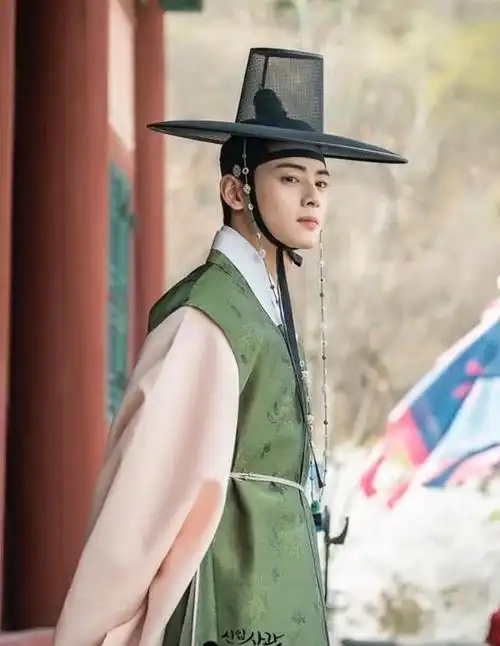 宋仲基虽然是花美男型的长相,但穿上古装完全不违和,反而很有古代那种