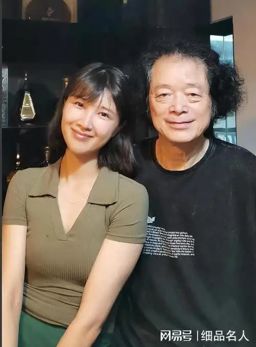 (奚望与父亲奚天鹰)这年10月,奚望与郭晓然办理了离婚手续,女儿跟随她