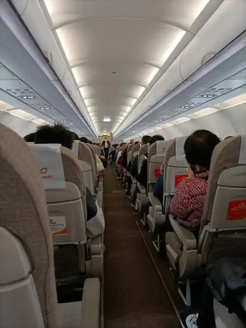 记不清第几次坐飞机了,全然没有第一次坐飞机时的兴奋感
