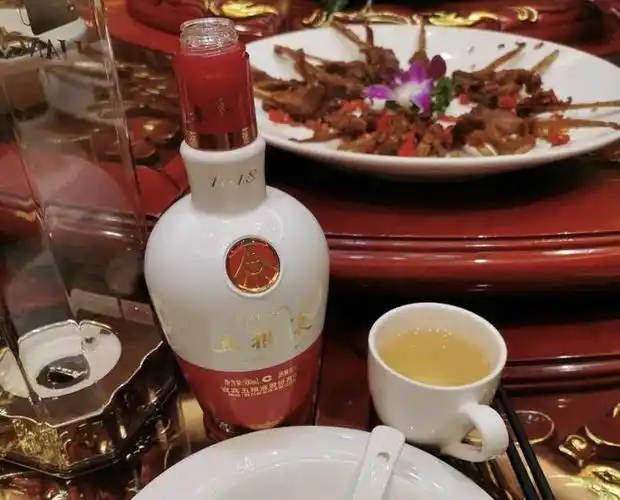 以备不时之需,上一年买的泸州老窖1573还没喝完,今年就再备一些五粮液